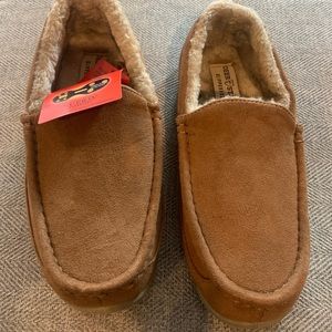 NWT Boys size 7 slippers